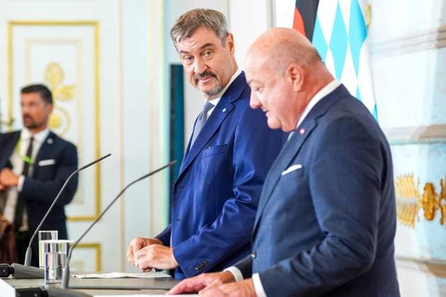 News Themen der Woche KW28 10.07.2025 - Österreich, Wien, Europa: Staatsbesuch - Der bayerische Ministerpräsident Markus Söder trifft Bundeskanzler Christian Stocker im Bundeskanzleramt zu Arbeitsgesprächen. Themen: grenzüberschreitende Zusammenarbeit, Energiepolitik, Migration, wirtschaftliche Beziehungen zwischen Bayern und Österreich, EU-Politik, Sicherheit, Digitalisierung, Alpenraum-Kooperation, Verbindungen auf Länderebene, Nachbarschaftsdialog, Presseerklärung im Anschluss an das Arbeitsgespräch *** 10 07 2025 Austria, Vienna, Europe State visit Bavarian Minister-President Markus Söder meets Federal Chancellor Christian Stocker at the Federal Chancellery for working talks on cross-border cooperation, energy policy, migration, economic relations be Copyright: xLukaxKolanovicx
