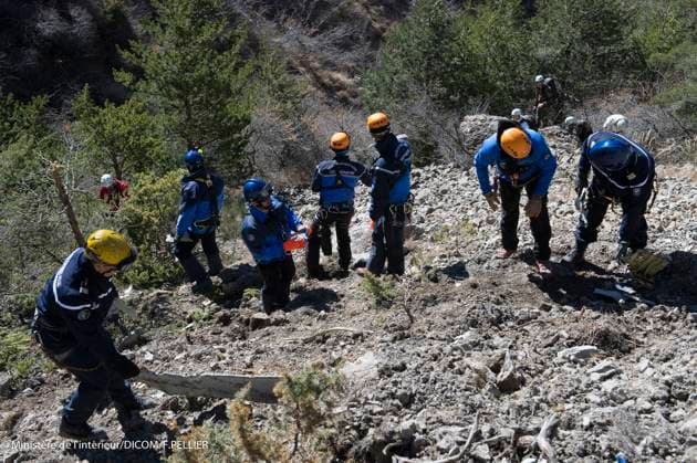 Les secours et gendarmes sur les lieux du crash de l airbus A320 Germanwings près de la Seyne-les-Alpes le 26 mars 2015 Search-and-rescue teams scoured the French Alps to reach the remote region where the Germanwings Airbus A320 crashed on March 26, 2015. Seyne-les-Alpes France