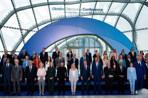 Bilder des Jahres 2025, News 07 Juli News Themen der Woche KW28 Ukraine Recovery Conference Takes Place In Rome Ukraine s President Volodymyr Zelenskyy and Italian Council President Giorgia Meloni stand for the family photo at the reconstruction conference for Ukraine. After Switzerland, the UK, and Germany, Italy hosts the international meeting to provide aid to the country attacked by Russia in Rome, Italy, on July 10, 2025. Rome Italy  Copyright: xMassimoxValicchiax originalFilename: valicchia-notitle250710_npZUk.jpg