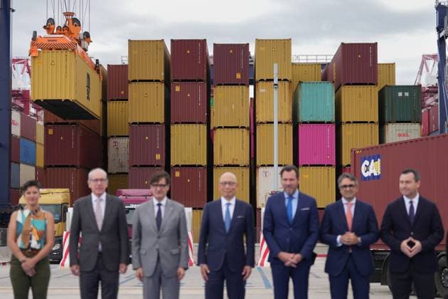 News Themen der Woche KW28 Inauguration of the Hutchison Ports BEST terminal expansion at the Port of Barcelona The President of the Generalitat de Cataluna, Salvador Illa 3i the Managing Director Europe of Hutchison Port, Clemence Cheng 4i the Minister of Transport, Óscar Puente 5i and the CEO of Hutchison Ports BEST, Guillermo Belcastro 6i , during the inauguration of the Hutchison Ports BEST terminal expansion at the Port of Barcelona, July 10, 2025, in Barcelona, Cataluna Spain This expansion represents a 25 percent increase in the terminals storage capacity and the incorporation of new automated blocks and state-of-the-art cranes, consolidating BEST as one of the most advanced port infrastructures in the Mediterranean 10 JULY 2025 PORT BARCELONA TERMINAL HUTCHI  Copyright: xDavidxZorrakinox 6850216