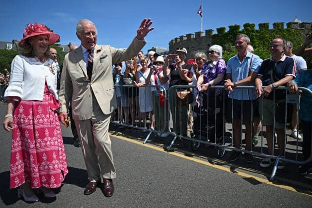 Entertainment Themen der Woche KW28 King Charles III Visits Deal Britain s King Charles III (2L) greets well-wishers during a visit to meet with community groups in Deal, south-east England on July 10, 2025., Credit:JUSTIN TALLIS Avalon United Kingdom, Deal  Copyright: xJUSTINxTALLISx xAvalonx 1020477086