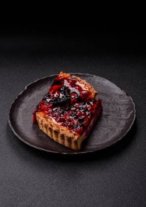 Kuchen, Käsekuchen mit Mascarpone, Himbeeren und Brombeeren. Käsekuchen mit Käse Pie, cheesecake with mascarpone, raspberries and blackberries. Cheesecake with cream, cheese, berries for a festive table (License=RF) Copyright: xZoonar.com TetianaxChernykovax 23731933