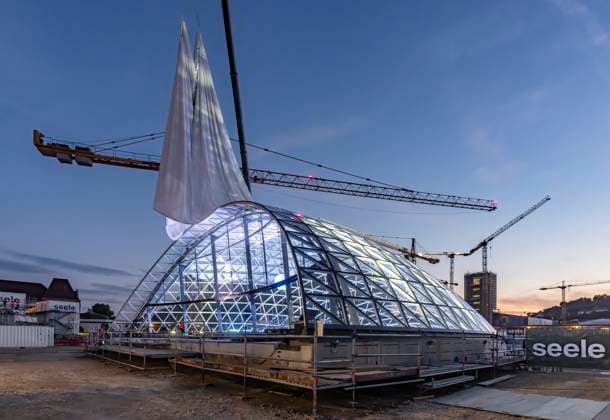 Bilder des Jahres 2025, News 07 Juli News Themen der Woche KW28 Erstes Eingangsportal am neuen Hauptbahnhof Stuttgart fertig. Zum ersten Mal zeigt sich eine von vier sogenannte Gitterschalen, über die Reisende künftig in den unterirdischen Durchgangsbahnhof gelangen. Die spektakuläre Stahl-Glas-Konstruktion wurde von Fassadenspezialist Seele ausgeführt, geplant wurde sie von christoph ingenhoven architects. 10.07.2025. Stuttgart, Baden-Württemberg, Deutschland *** First entrance portal at the new Stuttgart main station completed For the first time, one of four so-called lattice shells can be seen, through which travelers will enter the underground through station in the future The spectacular steel and glass construction was executed by façade specialist Seele and planned by christoph ingenhoven