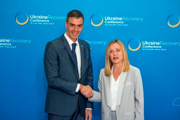 Rome, Lazio, Italy: ROME, LAZIO, ITALY - 2025 7 10: Ukraine Recovery Conference 10-11 July 2025, (R) Giorgia Meloni Prime Minister of Italian government welcomes to Spanish Prime Minister Pedro Sanchez, (L) during the Ukraine Recovery Conference 2025. After the editions of Lugano, London and Berlin, the goal of the fourth edition conference hosted in Rome is the long-term reconstruction of Ukraine after the war, the goals will be the reconstruction and protection of energy infrastructure, demining, rehabilitation of destroyed areas. Rome Italy  - ZUMA New 20250710_zea_p169_404 Copyright: xPasqualexGargano Kontrolabx