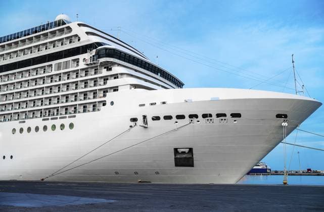Ein großes weißes Kreuzfahrtschiff erwartet die Passagiere im Hafen A large white cruise ship awaits passengers at the port Copyright: imageBROKER DMITRIxMARUTA ibxiqx13918101.jpg