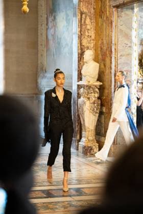 Peet Dullaert Fashion Show Haute Couture Fall Winter 2025 2026 Collection during Paris Fashion Week on july 10th 2025 Jonathan Jacob Bestimage Peet Dullaert Fashion Show Haute Couture Fall Winter 2025 2026 Collection , during Paris Fashion Week on july 10th 2025 Paris France  Copyright: xJonathanxJacobx xBestimagexJonathanxJacobx xBestimagex