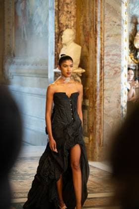 Peet Dullaert Fashion Show Haute Couture Fall Winter 2025 2026 Collection during Paris Fashion Week on july 10th 2025 Jonathan Jacob Bestimage Peet Dullaert Fashion Show Haute Couture Fall Winter 2025 2026 Collection , during Paris Fashion Week on july 10th 2025 Paris France  Copyright: xJonathanxJacobx xBestimagexJonathanxJacobx xBestimagex