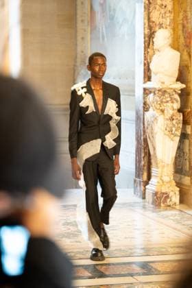 Peet Dullaert Fashion Show Haute Couture Fall Winter 2025 2026 Collection during Paris Fashion Week on july 10th 2025 Jonathan Jacob Bestimage Peet Dullaert Fashion Show Haute Couture Fall Winter 2025 2026 Collection , during Paris Fashion Week on july 10th 2025 Paris France  Copyright: xJonathanxJacobx xBestimagexJonathanxJacobx xBestimagex