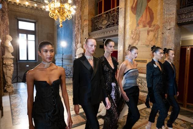 Peet Dullaert Fashion Show Haute Couture Fall Winter 2025 2026 Collection during Paris Fashion Week on july 10th 2025 Jonathan Jacob Bestimage Peet Dullaert Fashion Show Haute Couture Fall Winter 2025 2026 Collection , during Paris Fashion Week on july 10th 2025 Paris France  Copyright: xJonathanxJacobx xBestimagexJonathanxJacobx xBestimagex