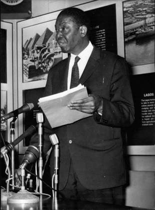 Afrika Ägypten 8. August 1969 - Ex-Präsident Nigerias verkündet Entscheidung, Oberst Ojukwus Sache aufzugeben.: Ein vernichtender Schlag gegen Oberst Ojukwu, der im nigerianischen Bürgerkrieg als Rebe für die abtrünnige Biafra-Partei galt, wurde heute in London verhängt. Er kam von Nnamdi Azikiwe, dem beeindruckenden Dr. Zik , dem ersten Präsidenten der nigerianischen Föderation, der später überlief und ein dominierendes Mitglied des Ojukwu-Denkfabrikanten wurde, der den Krieg führte. Ex-Präsident Azikiwe verkündete im nigerianischen Hochkommissariat seine aufsehenerregende Entscheidung, Oberst Ojukwus Sache aufzugeben. Das Foto zeigt Dr. Azikiwe, den ehemaligen Präsidenten Nigerias, heute auf einer Pressekonferenz im nigerianischen Hoch  Copyright: xUnitedxArchivesx xkpaxKeystonex 19690808_baf_k09_056