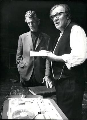 Regisseur Dramatiker Produzent Drehbuchautor 4. Oktober 1969 - Ein großartiges Team, Samuel Beckett (links) und Martin Held (rechts), arbeiten derzeit in Berlin zusammen, um Becketts Inszenierung Das letzte Band für die Berliner Festspiele nach Deutschland zu bringen. Der Autor selbst führt Regie. *** Director playwright Producer Screenwriter 4 October 1969 a great Team, Samuel Beckett left and Martin Hero right , Work currently in Berlin together, at Becketts Staging the last Volume for the Berlin Festival to Germany to bring the Author Self leads Directed by  Copyright: xUnitedxArchivesx xkpaxKeystonex 19691004_baf_k09_001
