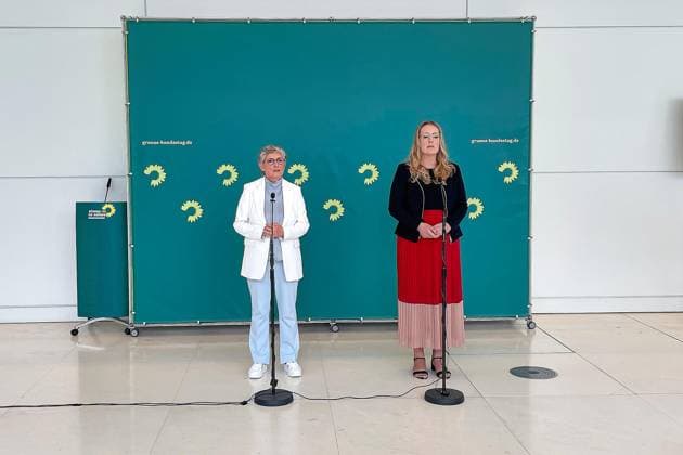News Themen der Woche KW28 News Bilder des Tages Berlin, Deutschland, 11.07.2025: Deutscher Bundestag: 19. Bundestagssitzung - Haushaltswoche: Britta Haßelmann und Katharina Dröge, beide Grüne, geben während der Unterbrechung der Sitzung ein Statement auf der Fraktionsebene des Bundestages zum Chaos um die Wahl von Frauke Brosius-Gersdorf zur Richterin am Bundesverfassungsgericht *** Berlin, Germany, 11 07 2025 German Bundestag 19 Bundestag session Budget week Britta Haßelmann and Katharina Dröge, both Greens, give a statement at the parliamentary group level of the Bundestag during the interruption of the session on the chaos surrounding the election of Frauke Brosius Gersdorf as a judge at the Federal Constitutional Court Copyright: xdtsxNachrichtenagenturx dts_75055