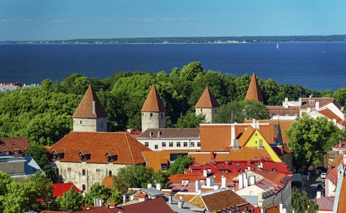 Mittelalterliche Türme der Festungsmauer der Stadt Tallinn Medieval towers of the fortress wall of the city of Tallinn Copyright: imageBROKER DMITRIxMARUTA ibxiqx13918902.jpg