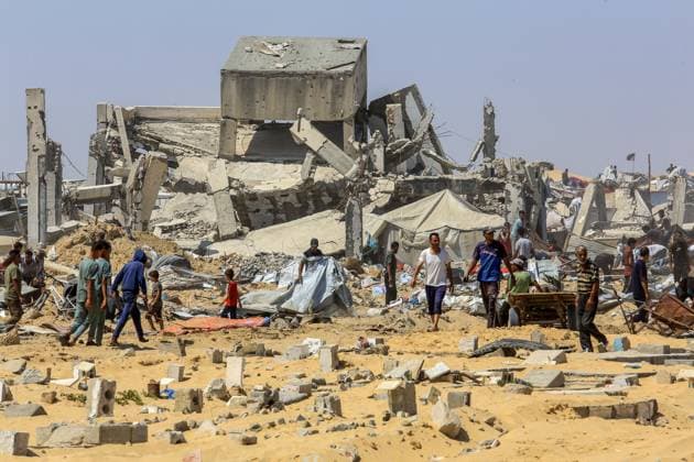 Bilder des Jahres 2025, News 07 Juli News Themen der Woche KW28 News Bilder des Tages Israeli forces destroy Palestinian cemetery and surrounding tents in Khan Yunis KHAN YUNIS, GAZA - JULY 11: Palestinians inspect damage after the withdrawal of Israeli troops, as local residents attempt to salvage their remaining belongings amid the devastation in Khan Yunis, Gaza on July 11, 2025. Israeli forces destroy a Palestinian cemetery and surrounding makeshift tents in Khan Yunis, allegedly searching for the bodies of Israeli hostages. Abed Rahim Khatib Anadolu Khan Yunis Gaza. Editorial use only. Please get in touch for any other usage.  Copyright: x2025xAnadoluxAbedxRahimxKhatibx
