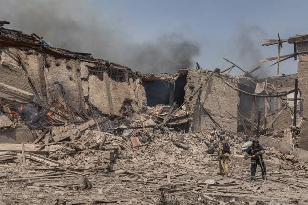 News Themen der Woche KW28 News Bilder des Tages Russian aerial bombardment of the city of Kostiantynivka KOSTIANTYNIVKA, UKRAINE - JULY 11: Ukrainian emergency service workers extinguish a fire in a school, following Russian aerial bombardment of the city of Kostiantynivka, Ukraine, 11 July 2025. Diego Herrera Carcedo Anadolu Kostiantynivka Ukraine. Editorial use only. Please get in touch for any other usage.  Copyright: x2025xAnadoluxDiegoxHerreraxCarcedox