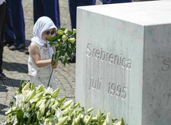 30th anniversary of Srebrenica Genocide SREBRENICA, BOSNIA AND HERZEGOVINA - JULY 11: People lay flowers at the monument in Potocari Memorial Cemetery during the commemoration program held in Srebrenica in eastern Bosnia and Herzegovina for the 30th anniversary of the genocide committed by Serbian troops in 1995 in which more than 8 thousand Bosniak civilians were murdered, in July 11, 2025. Samir Jordamovic Anadolu Srebrenica Bosnia and Herzegovina. Editorial use only. Please get in touch for any other usage.  Copyright: x2025xAnadoluxSamirxJordamovicx