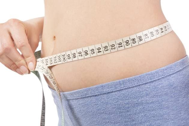 Mädchen in Höschen messen ihren Körper mit Maßband Detail vor weißem Hintergrund Belly Detail. Gewichtsverlust und Diät Girl in panties measuring her body with tape measure detail isolaled on white. Belly detail. Weight loss and diet Copyright: imageBROKER Eskymaks ibxiqx13950543.jpg ,model released, Symbolfoto ,property released