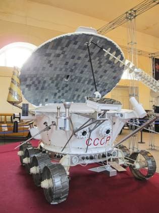 Museum für Retro Autos, St. Petersburg, Russland 19. Dezember 2018: Lunokhod 1, Weltraum Rover der Sowjetunion auf dem Mond, Museumsexemplar Museum of retro cars, St Petersburg, Russia - December 19, 2018: Lunokhod-1, Soviet Union space rover of the moon, museum specimen Copyright: imageBROKER DmitryixBogdanov ibxiqx14001559.jpg