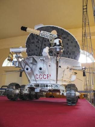 Museum für Retro Autos, St. Petersburg, Russland 19. Dezember 2018: Lunokhod 1, Weltraum Rover der Sowjetunion auf dem Mond, Museumsexemplar Museum of retro cars, St Petersburg, Russia - December 19, 2018: Lunokhod-1, Soviet Union space rover of the moon, museum specimen Copyright: imageBROKER DmitryixBogdanov ibxiqx14001561.jpg