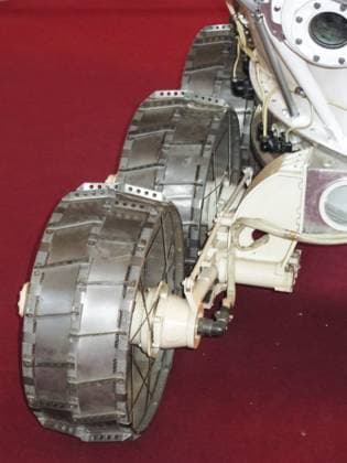 Museum für Retro Autos, St. Petersburg, Russland 19. Dezember 2018: Lunokhod 1, Weltraum Rover der Sowjetunion auf dem Mond, Museumsexemplar Museum of retro cars, St Petersburg, Russia - December 19, 2018: Lunokhod-1, Soviet Union space rover of the moon, museum specimen Copyright: imageBROKER DmitryixBogdanov ibxiqx14001570.jpg