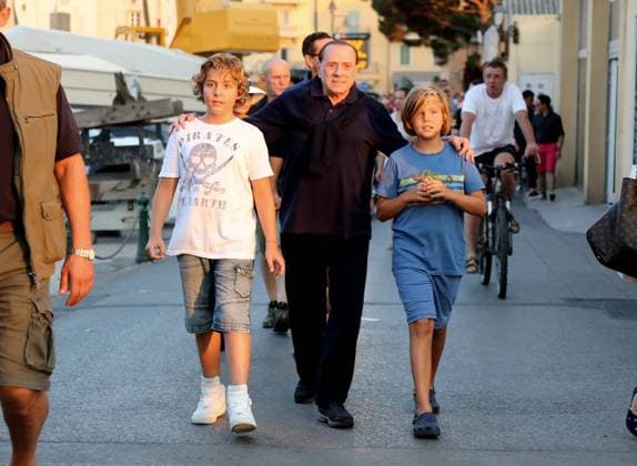 Silvio Berlusconi se promène en famille à Saint-Tropez, le 11 août 2015. Il tient la main de sa fille Marina. Ils sont accompagnés par le mari de Marina, Maurizio Vanadia, et leur deux fils Gabriele et Silvio. En montant sur le bateau, Silvio Berlusconi s est cogné la tête. On peut voir qu il saigne sur le front, et son garde du corps lui donne un mouchoir. PLEASE HIDE CHILDREN S FACE PRIOR TO THE PUBLICATION Silvio Berlusconi and family strolling in Saint-Tropez, France, on August 11th 2015. He s walking hand-in-hand with his daughter Marina. Right next to them is Marina s husband Maurizio Vanadia and their two kids Gabriele and Silvio. While getting on the boat, Silvio Berlusconi hit his forehead. He s bleeding and his bodyguard gives him  Copyright: xAGENCEx xBESTIMAGExAGENCEx xBESTIMAGEx