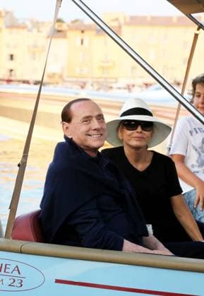 Rétro - Décès de Silvio Berlusconi - Silvio Berlusconi se promène en famille à Saint-Tropez, le 11 août 2015. Il tient la main de sa fille Marina. Ils sont accompagnés par le mari de Marina, Maurizio Vanadia, et leur deux fils Gabriele et Silvio. En montant sur le bateau, Silvio Berlusconi s est cogné la tête. On peut voir qu il saigne sur le front, et son garde du corps lui donne un mouchoir. PLEASE HIDE CHILDREN S FACE PRIOR TO THE PUBLICATION Silvio Berlusconi and family strolling in Saint-Tropez, France, on August 11th 2015. He s walking hand-in-hand with his daughter Marina. Right next to them is Marina s husband Maurizio Vanadia and their two kids Gabriele and Silvio. While getting on the boat, Silvio Berlusconi hit his forehead. He s  Copyright: xAGENCEx xBESTIMAGExAGENCEx xBESTIMAGEx