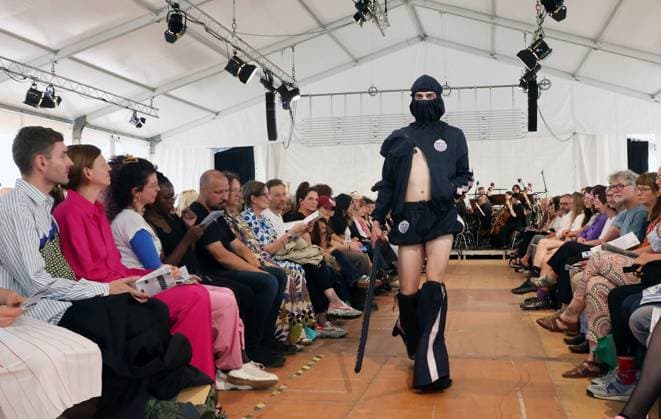 Entertainment Themen der Woche KW28 Entertainment Bilder des Tages 11.07.2025 Sachsen Anhalt Sachsen-Anhalt Halle Saale Kunsthochschule Giebichenstein Werkschau der Modeklassen 2025 Modenschau Kunststudenten Modestudenten Halle Saale *** 11 07 2025 Saxony Anhalt Saxony Anhalt Halle Saale Giebichenstein Academy of Art Giebichenstein Work show of the fashion classes 2025 Fashion show Art students Fashion students Halle Saale