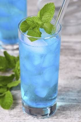 Blauer Mojito. Cocktails auf Likörbasis Blue Curacao Blue Mojito. Cocktails Liqueur-based Blue Curacao Copyright: imageBROKER MarynaxVoronova ibxiqx13779134.jpg