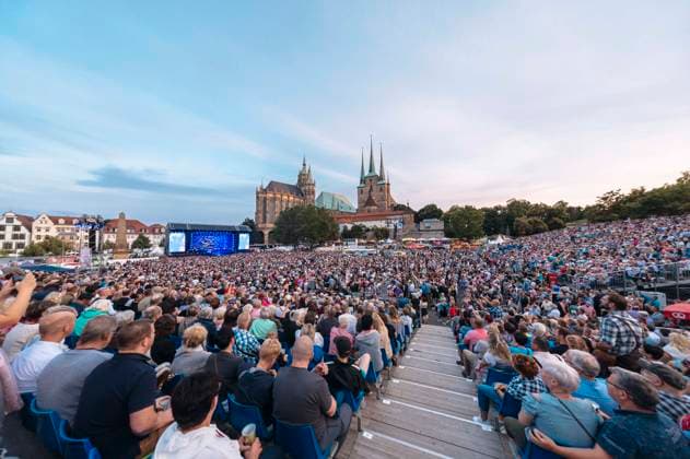 Andreas Gabalier live bei einem Konzert der Ein Hulapalu auf uns -Tour auf dem Domplatz. Erfurt, 11.07.2025 *** Andreas Gabalier live at a concert of the Ein Hulapalu auf uns Tour on the Domplatz Erfurt, 11 07 2025 Foto:xM.xKremerx xFuturexImagex gabalier_5701