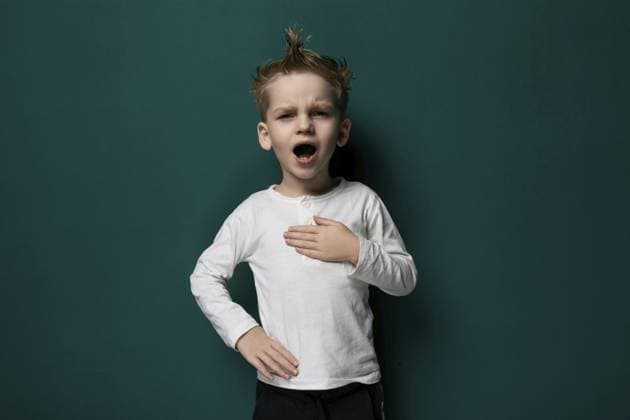 Creative Highlights Symbolbilder Ein kleiner Junge in blauem T Shirt und Jeans steht vor einer hellgrünen Wand. Er hat kurzes braunes Haar und scheint etwas zur Seite zu schauen A young boy wearing a blue t-shirt and jeans is standing in front of a bright green wall. He has short brown hair and appears to be looking slightly off to the side Copyright: imageBROKER IvanxTraimak ibxiqx13795543.jpg ,model released, Symbolfoto ,property released
