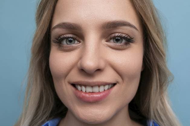 Creative Highlights Symbolbilder Close-up of a cute stylish casual blond girl in a blue shirt smiling on a blue bright isolated background Close-up of a cute stylish casual blond girl in a blue shirt smiling on a blue bright isolated background Copyright: imageBROKER IvanxTraimak ibxiqx13794298.jpg ,model released, Symbolfoto ,property released