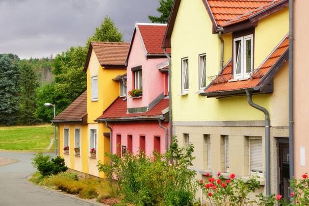 Kleinstadtflair, verschiedenfarbige Reihenhäuser am Stadtrand, wohnen, Wohneigentum, Symbolbild *** Small town flair, Different colors Row houses on City outskirts, live, Home ownership, Symbol image 1131604084