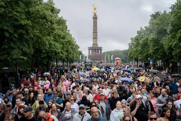 Bilder des Jahres 2025, News 07 Juli News Themen der Woche KW28 Rave The Planet Parade 2025 Berlin, Rave The Planet Parade 2025, Our Future Is Now , Rave, Demonstration, Straße des 17. Juni, zwischen Brandenburger Tor und Großem Stern, Regen Berlin Berlin GER *** Rave The Planet Parade 2025 Berlin, Rave The Planet Parade 2025, Our Future Is Now , Rave, Demonstration, Straße des 17 Juni, between Brandenburger Tor and Grosser Stern, Rain Berlin Berlin GER