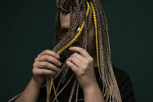 Creative Highlights Symbolbilder Gezeigt wird eine Frau mit Dreadlocks, die eine Brille in den Händen hält. Ihr Haar ist zu langen, dicken Dreadlocks gestylt. Sie scheint die Brille aufmerksam zu betrachten A woman with dreadlocks is shown holding a pair of glasses in her hands. Her hair is styled in long, thick dreadlocks. She appears to be looking at the glasses intently Copyright: imageBROKER IvanxTraimak ibxiqx13795486.jpg ,model released, Symbolfoto ,property released