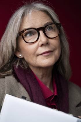 Die ältere Frau, die eine Brille und einen Schal trägt, blickt nachdenklich nach oben. Sie hält einen Notizblock in der Hand, was auf Nachdenken oder Planen in einer gemütlichen Umgebung hindeutet The older woman gazes upward with a pensive expression, wearing glasses and a scarf. She holds a notepad, suggesting contemplation or planning in a cozy setting Copyright: imageBROKER IvanxTraimak ibxiqx13795740.jpg ,model released, Symbolfoto ,property released