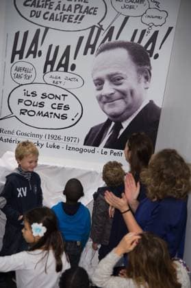 Au centre d animation René Goscinny situé dans le 13ème arrondissement de Paris, Anne Goscinny découvre la fresque dédiée à son père. René Goscinny, décedé le 5 novembre 1977, est un écrivain, humoriste et scénariste de bande dessinée français. Le 5 novembre 2015 The daughter of late French author and cartoonist Rene Goscinny (Asterix), Anne Goscinny poses in front of a fresco in homage to her father on November 5, 2015 at the Rene Goscinny local cultural center in Paris. Paris *** At the Centre danimation René Goscinny located in the 13th arrondissement of Paris, Anne Goscinny discovers the fresco dedicated to her father René Goscinny, who died on November 5, 1977, was a French writer, humorist and comic strip scriptwriter November 5, 201  Copyright: xAgencex BestimagexAgencex Bestimagex