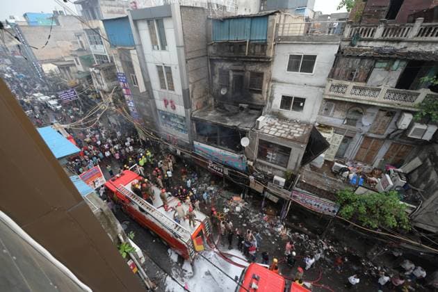News Themen der Woche KW28 NEW DELHI, INDIA - JULY 12: Firefighters try to douse the fire that broke out in a shop at Sadar Bazar?s Main Market, near Qutub Chowk in Matka Gali, on July 12, 2025 in New Delhi, India. A total of 27 fire tenders have been rushed to the spot to bring the blaze under control. (Photo by Raj K Raj Hindustan Times ) Massive Fire Breaks Out At Commercial Building In Delhi s Sadar Bazaar
