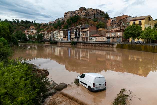 Bilder des Jahres 2025, News 07 Juli News Themen der Woche KW28 Súria during the rainfall caused by the storm in the province of Barcelona Súria during the rainfall caused by the storm in the province of Barcelona, on July 12, 2025, in Cubelles, Barcelona Spain The AEMET has extended this morning the red alert to all of Catalonia and has eliminated the one for Aragon after the heavy rains of last July 11 Lorena Sopê Spain  Copyright: xLorenaxSopÃªnax 6854693