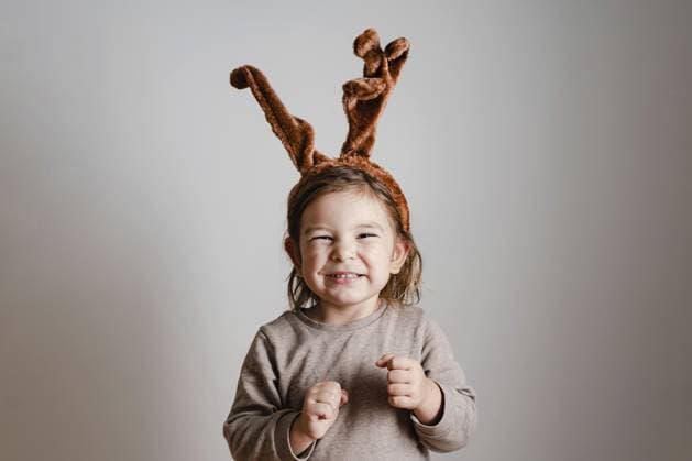 Creative Highlights Symbolbilder Kind Kleinkind mit Hirsch Stirnband zu Hause mit aufgeregten lustiges Gesicht. Weihnachten Neujahr Ferien Child toddler with deer headband at home with exited funny face. Christmas New year holidays. Copyright: imageBROKER AlexandraxTroyan ibxiqx13807952.jpg ,model released, Symbolfoto ,property released