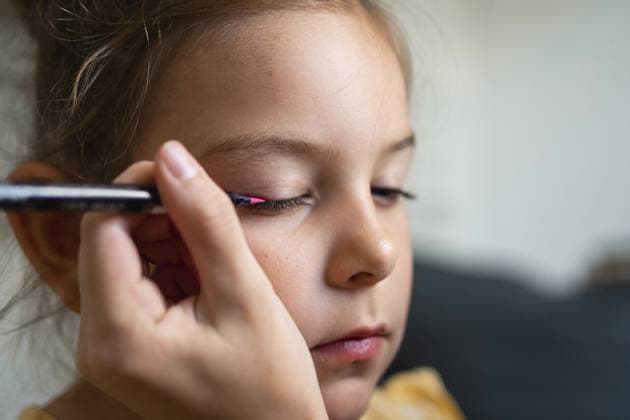 Creative Highlights Symbolbilder Nahaufnahme von Make up Künstler tun Kinder Make up mit rosa Eyeliner. Kleine Mädchen Party oder Geburtstag Tag Vorbereitung Close-up of makeup artist doing kids makeup with pink eyeliner. Small girl party or birthday day preparation. . Copyright: imageBROKER AlexandraxTroyan ibxiqx13809634.jpg ,model released, Symbolfoto ,property released