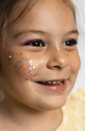 Close up Porträt von Vorschulalter Kind Mädchen mit Kinder Make up mit Glitzern und rosa geflügelten Eyeliner, Katzenaugen. Glückliches Kind, Geburtstag oder Party Close-up portrait of preschool age child girl with kids make-up with glitters and pink winged eyeliner, cat eye. Happy child, birthday or party . Copyright: imageBROKER AlexandraxTroyan ibxiqx13809635.jpg ,model released, Symbolfoto ,property released