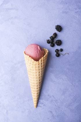 Eis mit Beeren in einem Waffelhorn auf ornamentalem lila Hintergrund, Ansicht von oben Ice cream with berries in a waffle horn on an ornamental purple background, top view Copyright: imageBROKER AlbertxKarimov ibxiqx13812837.jpg