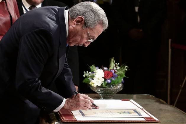 La Maire de paris, Anne Hidalgo recoit le président de Cuba, Raul Castro pour un entretien à l Hotel de ville, Paris, le 2 fevrier 2016 Stéphane Lemouton Bestimage French Mayor of Paris, Anne Hidalgo receives president of Cuba, Raul Castro prior to a meeting at Paris City hall, in Paris, on february 2st 2016. Paris France *** La Maire de paris, Anne Hidalgo recoit le président de Cuba, Raul Castro pour un entretien à lHotel de ville, Paris, le 2 fevrier 2016 Stéphane Lemouton Bestimage French Mayor of Paris, Anne Hidalgo receives president of Cuba, Raul Castro prior to a meeting at Paris City hall, in Paris, on february 2st 2016 Paris France  Copyright: xStephanexLemoutonx xBestimagexStephanexLemoutonx xBestimagex