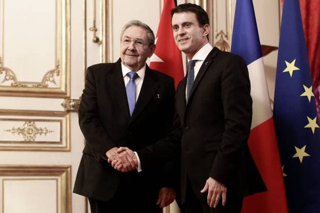 Le premier ministre Manuel Valls recoit le président de Cuba, Raul Castro pour un entretien à Matignon. Paris le 2 février 2016. Stéphane Lemouton Bestimage French prime minister, manuel Valls receives president of Cuba, Raul Castro prior to a meeting at Matignon hotel, in Paris, on february 2st 2016. Paris France *** Le premier ministre Manuel Valls recoit le président de Cuba, Raul Castro pour un entretien à Matignon Paris le 2 février 2016 Stéphane Lemouton Bestimage French prime minister, manuel Valls receives president of Cuba, Raul Castro prior to a meeting at Matignon hotel, in Paris, on february 2st 2016 Paris France  Copyright: xStephanexLemoutonx xBestimagexStephanexLemoutonx xBestimagex