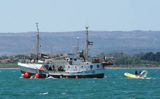 News Themen der Woche KW28 Freedom Flotilla s Handala Sets Sail For Gaza The humanitarian ship Handala, operated by the Freedom Flotilla humanitarian organization, sets sail from the port of Syracuse in Siracusa, Italy, on July 13, 2025, to bring medicine, food, and water to the children of Gaza. Siracusa Italy  Copyright: xGabrielexMaricchiolox originalFilename: maricchiolo-freedomf250713_np3Cr.jpg