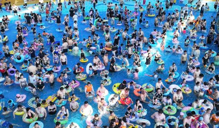 News Themen der Woche KW28 Tourists Enjoy Coolness in Water Park HUAI AN, CHINA - JULY 13, 2025 - Tourists are playing in the water park to enjoy the coolness in Huai an City, Jiangsu Province, China on July 13, 2025. Huai an Jiangsu China  Copyright: xCFOTOx i1752441276361