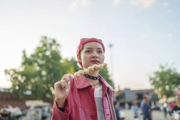 Creative Highlights Symbolbilder Traveler Gen z Mädchen Leder Mode mit Punk asiatische Frau Tourist der lokalen Stadt Südostasien reisen genießen Essen köstliche Straße Lebensmittel Traveler Gen z girl leather fashion with punk Asian woman tourist of local city Southeast Asia travel enjoying eating delicious street food Copyright: imageBROKER SirijitxJongcharoenk ibxiqx14198431.jpg ,model released, Symbolfoto ,property released