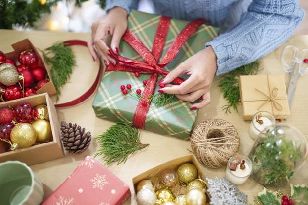 Frau in gestrickten Pullover Verpackung Weihnachtsgeschenke mit Öko Papier Mädchen Verpackung Weihnachtsgeschenke Xmas Urlaub Konzept Woman in knitted sweater wrapping christmas presents with eco paper girl packing christmas gifts Xmas holiday concept Copyright: imageBROKER SirijitxJongcharoenk ibxiqx14199491.jpg ,model released, Symbolfoto ,property released