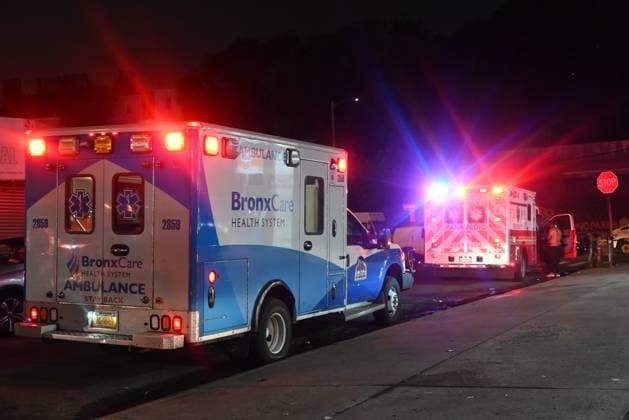 News Themen der Woche KW28 31-year-old Man Injured After Being Shot To The Back On East 175th Street And Webster Avenue A 31-year-old man is injured after being shot in the back on East 175th Street and Webster Avenue in Bronx, New York, United States, on July 13, 2025. On Sunday morning at approximately 3:23 AM in the area of East 175th Street and Webster Avenue within the confines of the 48th precinct, a 31-year-old man is shot in the back. The victim is transported to St. Barnabas Hospital and is listed in stable condition. The NYPD is investigating, and at this stage, there are no arrests. Bronx, New York United States  Copyright: xKylexMazzax originalFilename: mazza-notitle250713_nphay.jpg