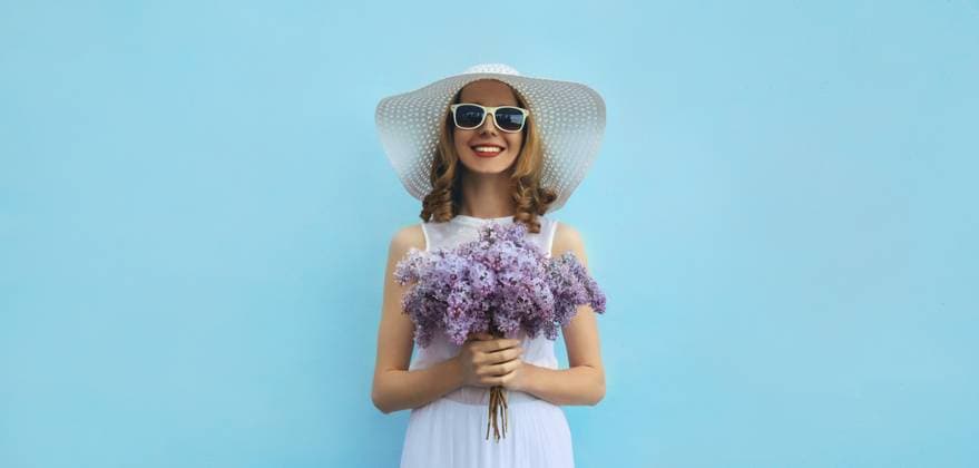 Sommer Porträt der schönen schönen glücklich lächelnde Frau mit Blumenstrauß von lila Flieder Blumen in weißen Strohhut auf blauem Hintergrund Summer portrait of beautiful lovely happy smiling woman with bouquet of purple lilac flowers in white straw hat on blue background Copyright: imageBROKER VeronikaxKorneva ibxiqx14269959.jpg ,model released, Symbolfoto ,property released